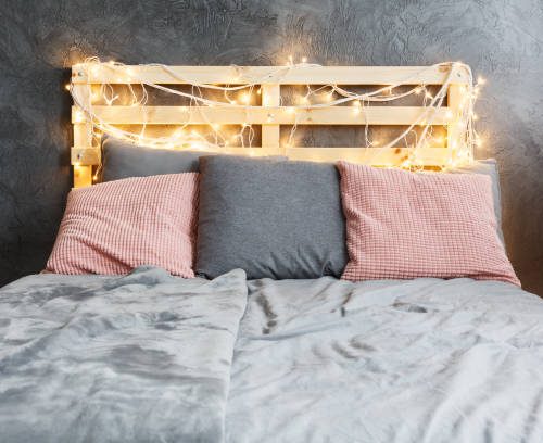 Peut-on créer une tête de lit avec des planches de parements en bois ?