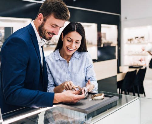 Quelle est la signification pour un homme quand une femme vous offre un bijou ?