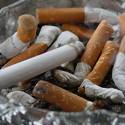 Découvrez nos astuces pour choisir un cendrier sur pied