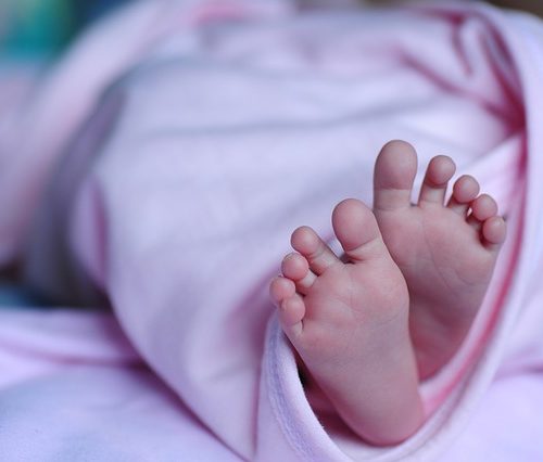 Les avantages des différents types de bavoirs pour bébés