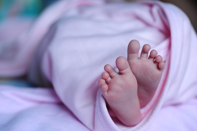 Les avantages des différents types de bavoirs pour bébés